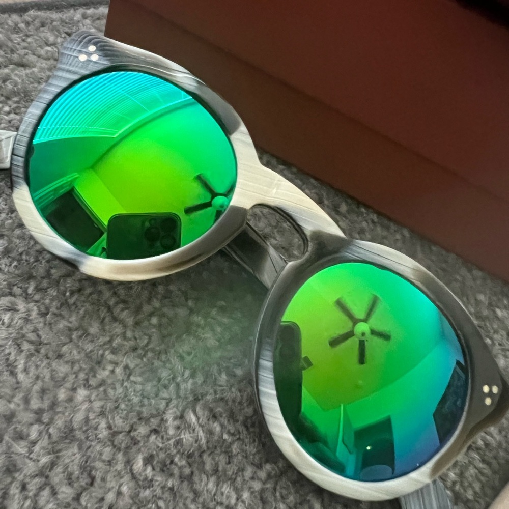 ILLESTEVA MIRRORED SUNGLASSES